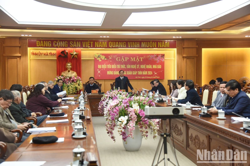 Bí thư Tỉnh ủy Hà Tĩnh Hoàng Trung Dũng ghi nhận và đánh giá cao những đóng góp của đội ngũ trí thức, văn nghệ sĩ, báo chí trong thời gian qua. 