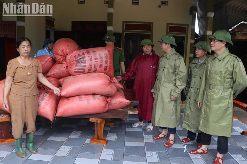 Lãnh đạo huyện Cẩm Xuyên đi kiểm tra, hỗ trợ và động viên các hộ dân chủ động ứng phó với tình hình mưa lũ.