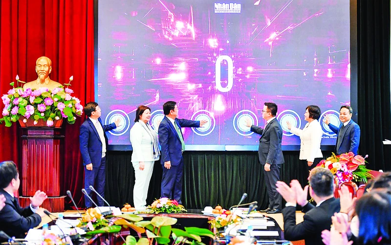 Các đại biểu thực hiện nghi thức khai trương Chuyên trang OCOP của Báo Nhân Dân. Ảnh: Thành Đạt