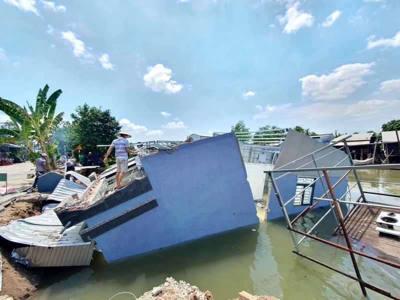 Nhà dân ven kênh Cần Thơ Bé (phường Thuận Hưng, quận Thốt Nốt, TP Cần Thơ) bị thiệt hại do sạt lở hồi tháng 4/2024. Ảnh: Trung Phạm