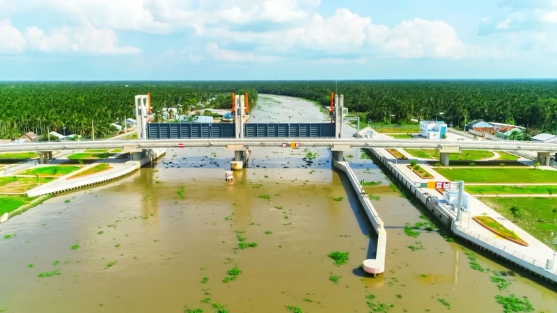 Dự án cống Cái Lớn-Cái Bé giai đoạn 1 giúp kiểm soát mặn, giữ ngọt cho hơn 900 nghìn ha diện tích đất nông nghiệp vùng Bán đảo Cà Mau. Ảnh: Phương Bằng