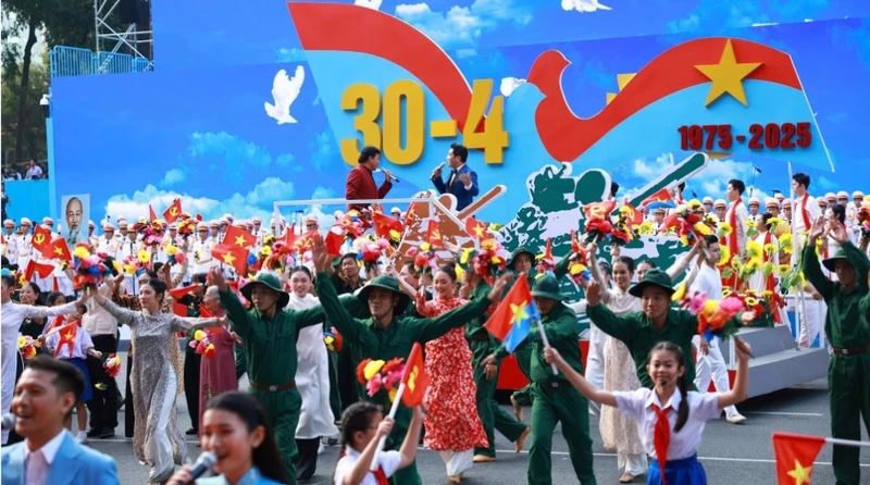 Chương trình nghệ thuật “Rạng rỡ non sông Việt Nam” tại Lễ kỷ niệm 50 năm Giải phóng miền nam . Ảnh: TTXVN