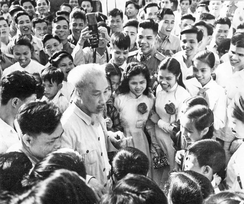 Chủ tịch Hồ Chí Minh nói chuyện với đoàn viên, thanh niên là Chiến sĩ Thi đua dự Đại hội Anh hùng, Chiến sĩ Thi đua toàn quốc lần thứ ba (Hà Nội năm 1962). (Ảnh Tư liệu)