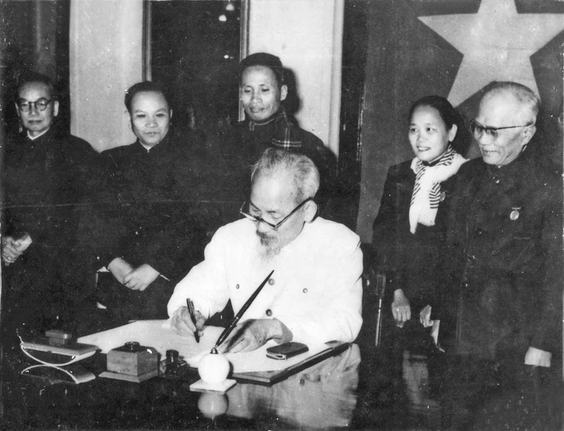 Ngày 1/1/1960, Chủ tịch Hồ Chí Minh ký sắc lệnh công bố Hiến pháp xã hội chủ nghĩa đầu tiên của nước ta. (Ảnh Tư liệu)