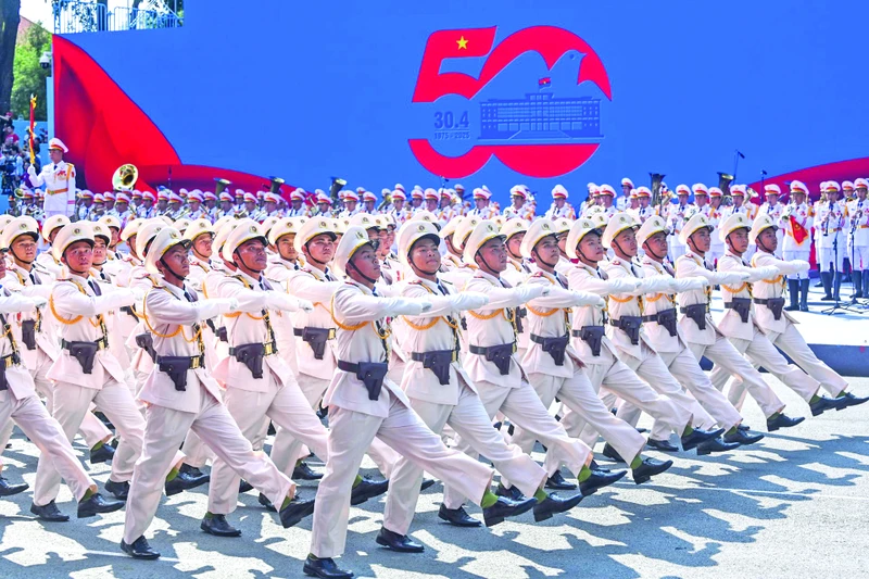 Lễ diễu binh, diễu hành kỷ niệm 50 năm Ngày Giải phóng miền nam, thống nhất đất nước. (Ảnh Duy Linh)