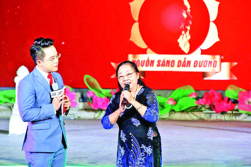 NSƯT Song Thao (bên phải) vẫn giữ mãi ngọn lửa nghệ thuật từ những lần được Bác Hồ động viên, khích lệ.