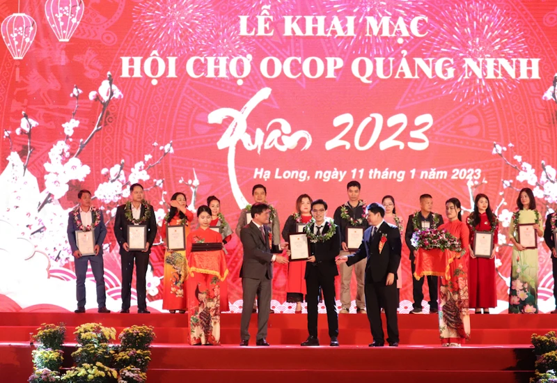 Trao giấy chứng nhận sản phẩm OCOP 4 sao cho các đơn vị, tổ chức kinh tế, doanh nghiệp, hợp tác xã, hộ sản xuất năm 2022.