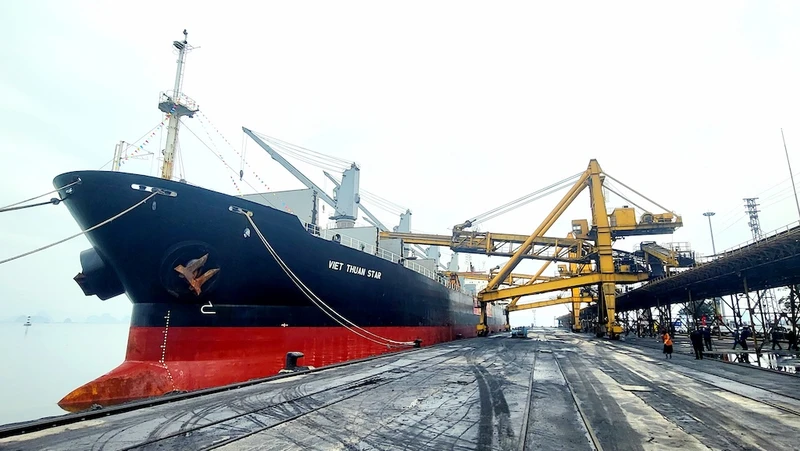 Tàu Việt Thuận Star vào "xông" cảng Cẩm Phả nhận tấn than đầu tiên của năm mới đi thị trường nội địa. 