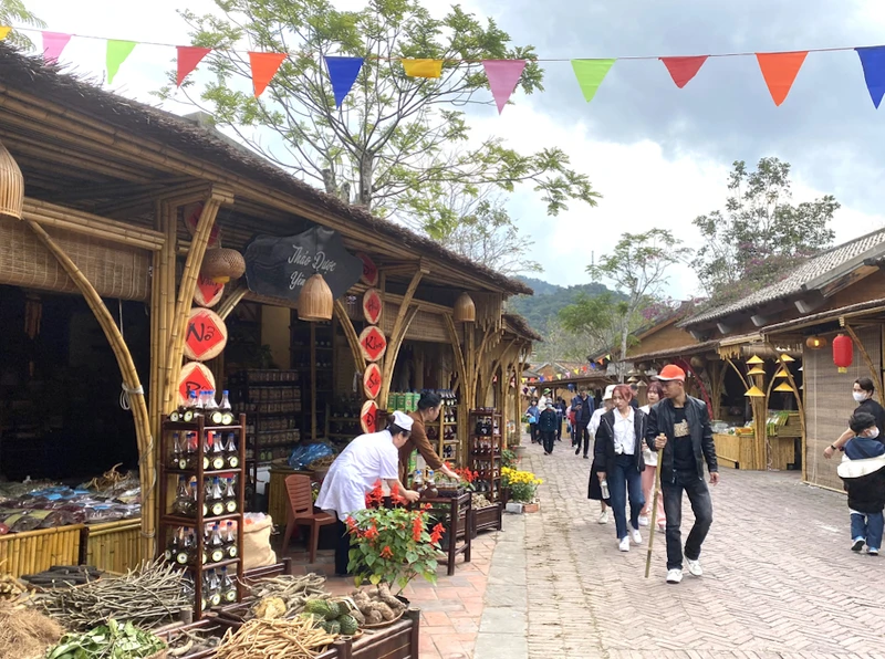 Du khách hành hương về khu di tích - danh thắng Yên Tử trong những ngày đầu tiên của năm mới 2023.