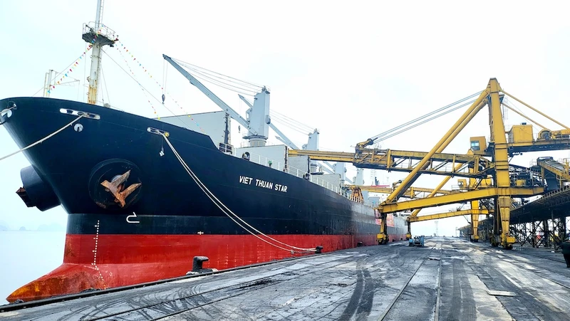 Tầu Việt Thuận Star vào "xông cảng" Cẩm Phả sáng mùng 1 Tết nhận tấn than đầu tiên của năm mới đi thị trường nội địa.