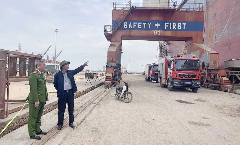 Lãnh đạo thị xã Quảng Yên có mặt tại hiện trường phối hợp lực lượng chức năng tổ chức cứu hộ, cứu nạn.