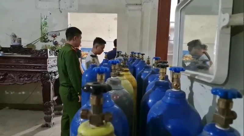 Một trong 3 điểm tập kết các bình chứa khí cười (N02) bị Công an thành phố Hạ Long phát hiện.
