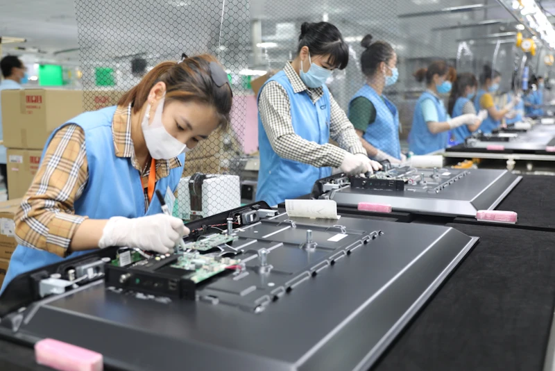 Sản xuất linh kiện điện tử tại khu công nghiệp Đông Mai, thị xã Quảng Yên, Quảng Ninh.