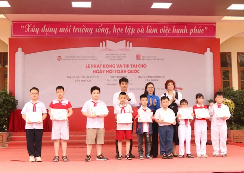 Ban Tổ chức trao giấy khen và các danh hiệu thám hoa, bảng nhãn, trạng nguyên cho các học sinh đoạt giải.