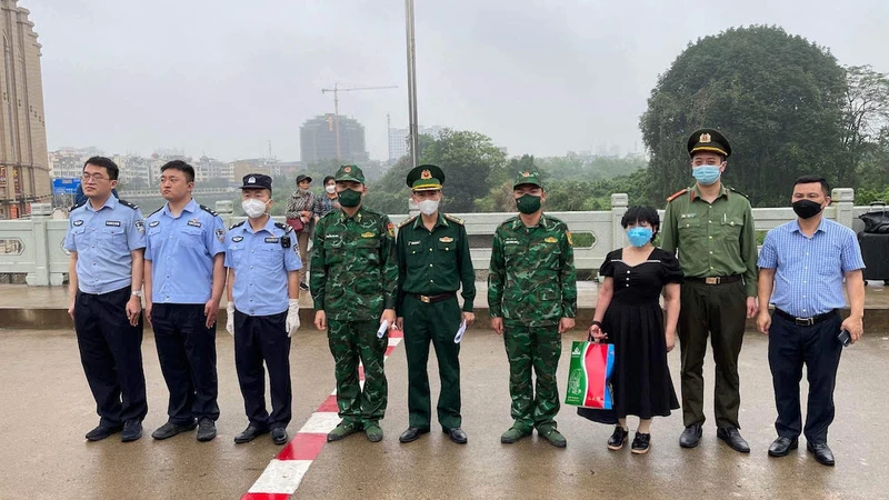 Công an thành phố Đông Hưng (Trung Quốc) bàn giao chị N cho Công an thành phố Móng Cái và các lực lượng chức năng.