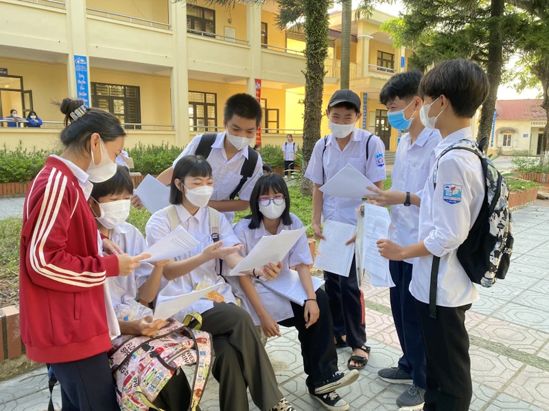 Các thí sinh trước giờ vào thi môn đầu tiên Ngữ văn trong sáng ngày 1/6 tại điểm thi Trường Trung học phổ thông Bạch Đằng, thị xã Quảng Yên.