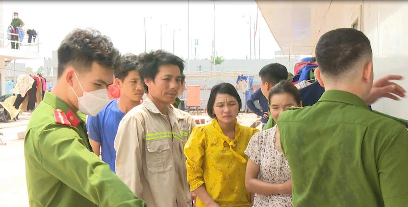 Lực lượng công an tổ chức xét nghiệm ma tuý cho công nhân, lao động đang làm việc tại khu công nghiệp Đông Mai, thị xã Quảng Yên.