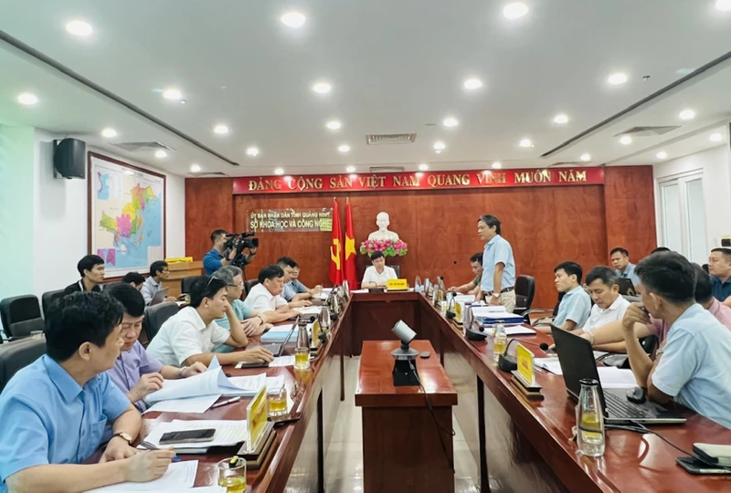 Thành viên Hội đồng đánh giá, nhận xét các nội dung nghiên cứu về các giải pháp bảo tồn hòn Trống Mái, Vịnh Hạ Long.