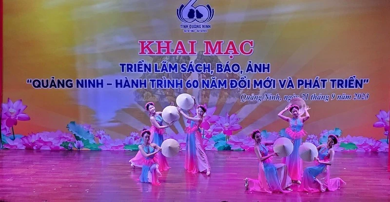 Chương trình nghệ thuật chào mừng khai mạc Triển lãm.