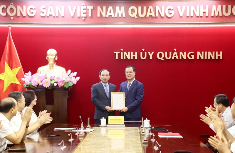 Bí thư Tỉnh ủy Quảng Ninh Nguyễn Xuân Ký trao Quyết định cho tân Trưởng Ban Nội chính Tỉnh ủy Quảng Ninh Điệp Văn Chiến.