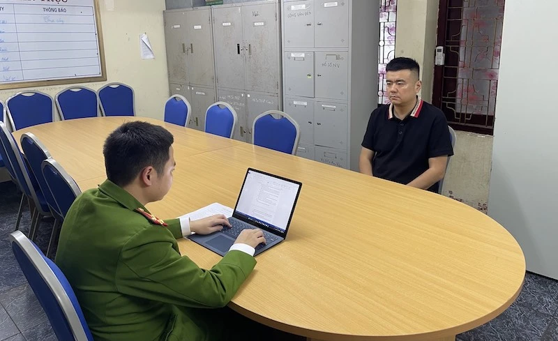 Đối tượng Liu Xiao Lu tại cơ quan Công an.