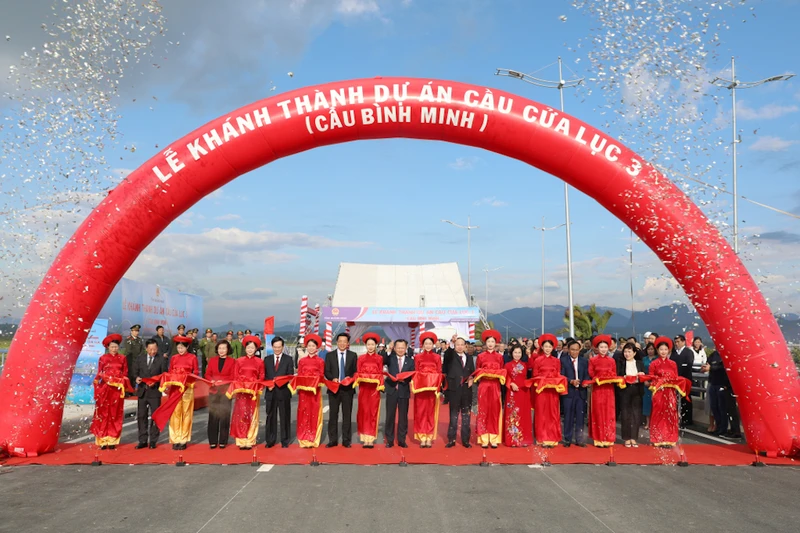 Các đại biểu cắt băng khánh thành cầu Bình Minh bắc qua vịnh Cửa Lục.