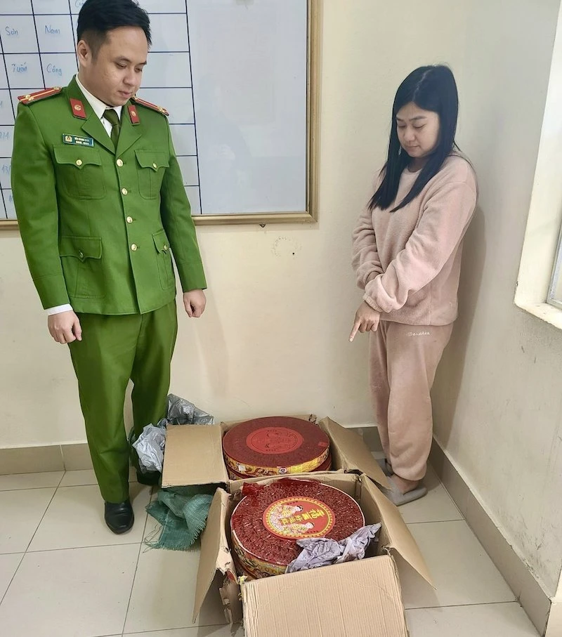 Đối tượng Tâm cùng tang vật tại cơ quan Công an.
