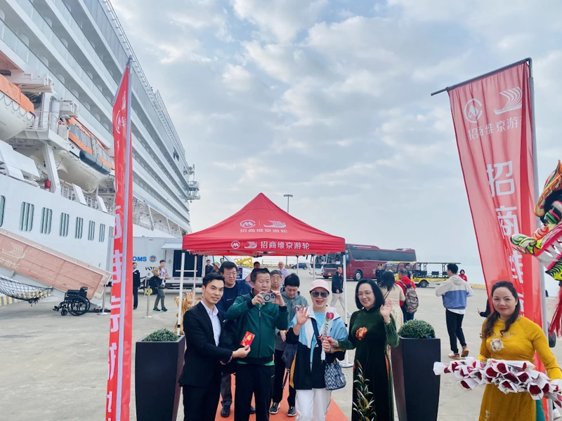 Lãnh đạo Sở du lịch Quảng Ninh và cảng tàu khách quốc tế Hạ Long chào mừng các du khách đến Hạ Long bằng đường biển trong ngày đầu của năm mới 2024.