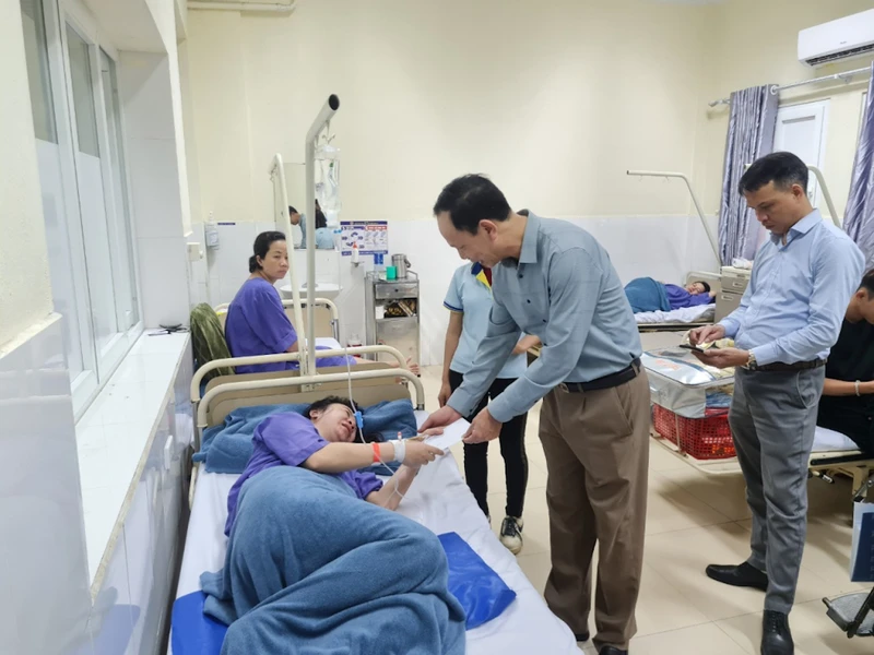 Lãnh đạo thị xã Quảng Yên thăm hỏi, động viên các công nhân đang điều trị tại cơ sở y tế của thị xã Quảng Yên và thành phố Uông Bí.