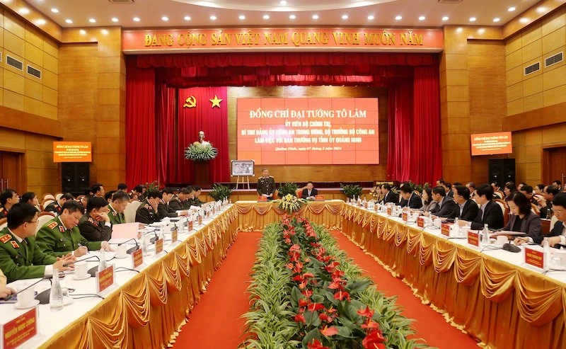 Quang cảnh buổi làm việc.