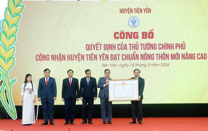 Đảng bộ, chính quyền và nhân dân các dân tộc huyện Tiên Yên vinh dự đón nhận Quyết định của Thủ tướng Chính Phủ công nhận huyện đạt chuẩn nông thôn mới nâng cao.