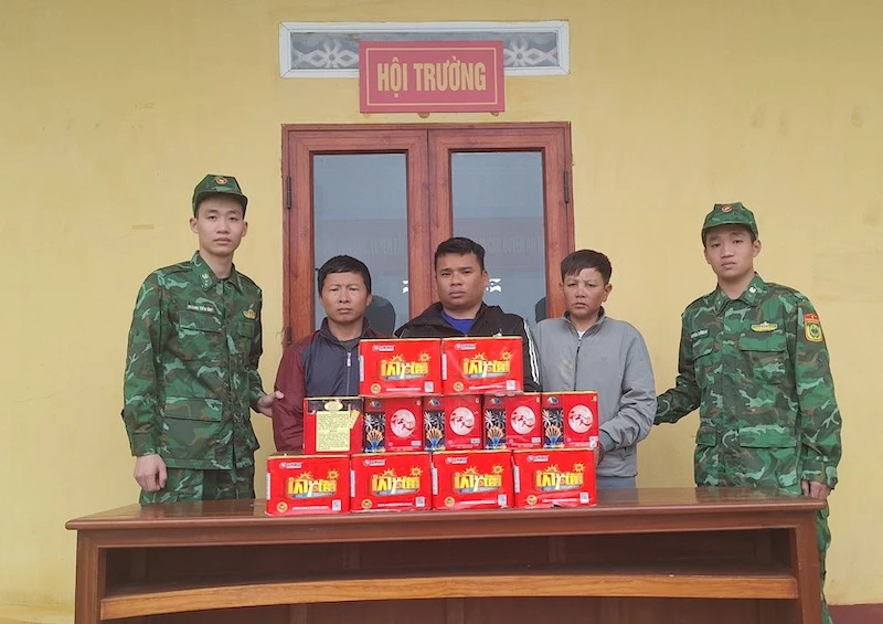 Các đối tượng cùng tang vật tại Đồn Biên phòng Trà Cổ.