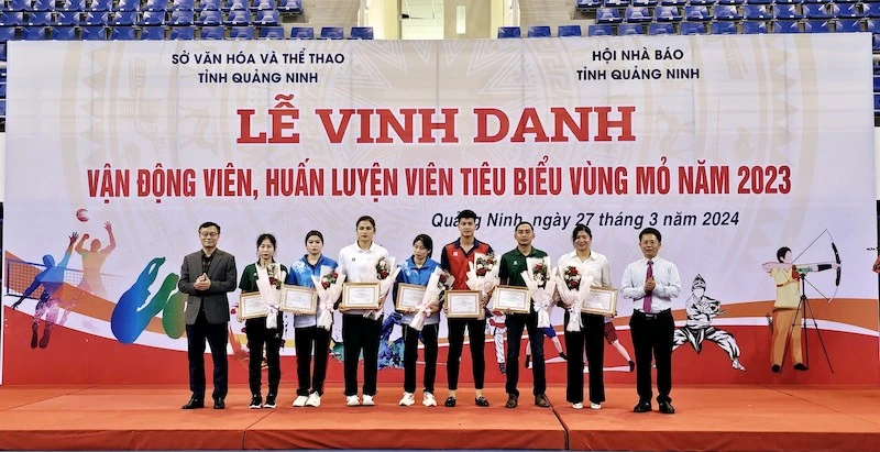 Lãnh đạo Hội nhà báo tỉnh Quảng Ninh khen thưởng cho các vận động viên, huấn luyện viên tiêu biểu Vùng mỏ năm 2023.