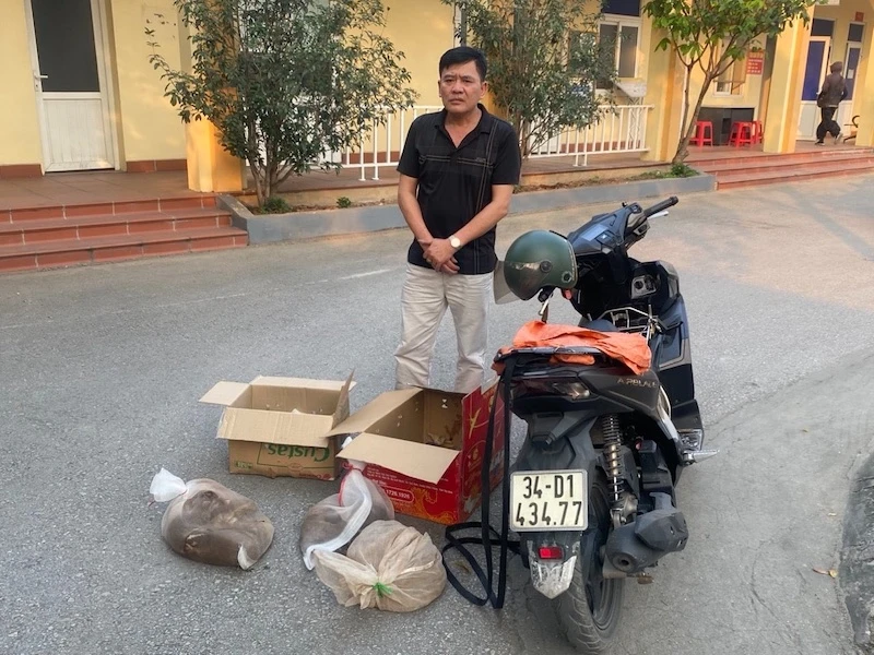Đối tượng Nguyễn Thành Vinh cùng tang vật tại cơ quan Công an.
