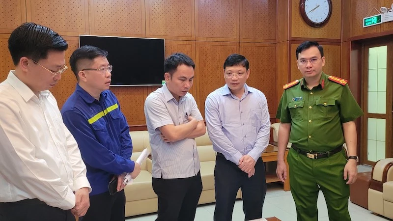 Lãnh đạo tỉnh Quảng Ninh và các lực lượng chức năng trực tiếp chỉ đạo công tác cứu hộ, cứu nạn.
