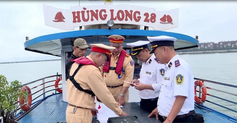 Cảnh sát giao thông phối hợp với Cảng vụ đường thủy nội địa tăng cường kiểm tra các phương tiện đường thủy đưa khách du lịch tham quan Vịnh Hạ Long.
