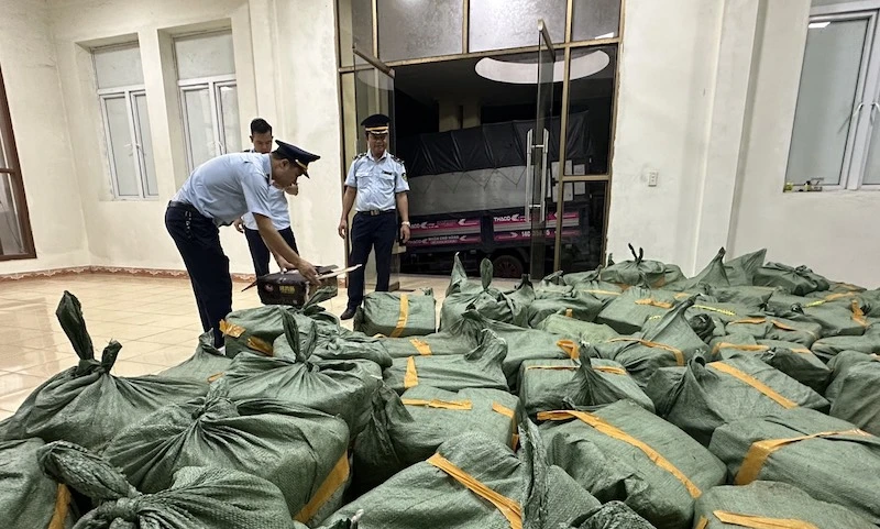 Số xúc xích không rõ nguồn gốc bị lực lượng Quản lý thị trường Quảng Ninh phát hiện, thu giữ và tiêu hủy.