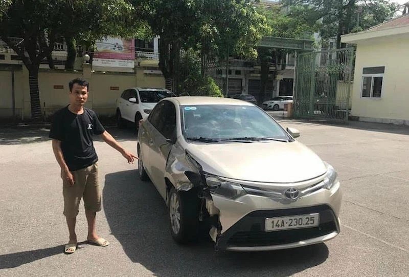 Đối tượng Nguyễn Duy Hùng cùng phương tiện tại cơ quan công an.