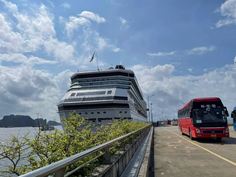 Tàu Costa Serena cập Cảng tàu khách quốc tế Hạ Long sáng 30/9.