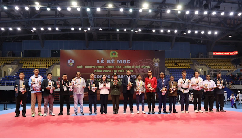 Ban tổ chức trao giải Nhất, Nhì, Ba toàn đoàn cho 3 đoàn có thành tích xuất sắc tại giải đấu.