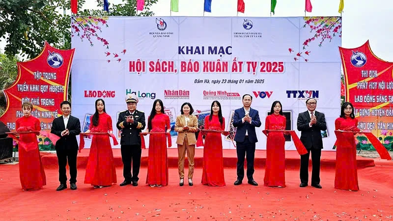 Các đại biểu cắt băng khai mạc Hội sách, báo Xuân Ất Tỵ 2025 tại huyện miền núi Đầm Hà.