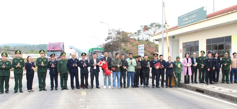 Các đồng chí lãnh đạo thành phố Móng Cái tặng hoa động viên các doanh nghiệp và các ngành khối cửa khẩu.