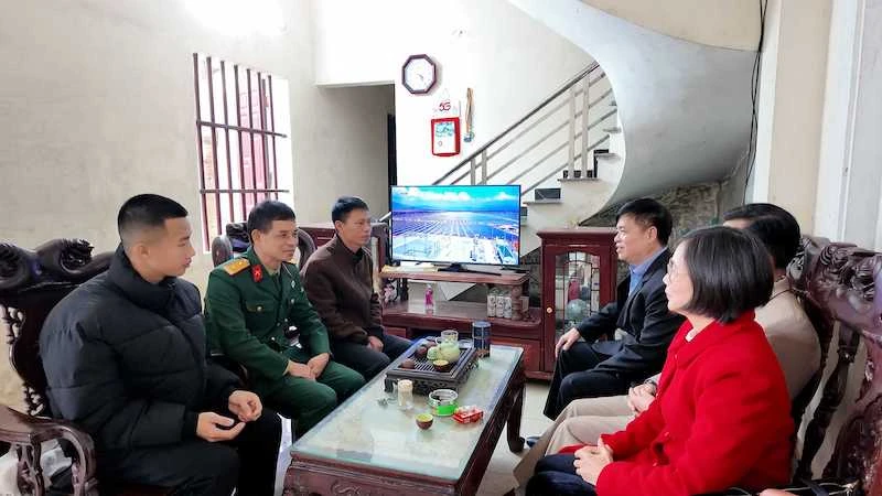 Mặt trận Tổ quốc và các đoàn thể chính trị huyện Cô Tô đến thăm hỏi, động viên, tặng quà tân binh chuẩn bị lên đường nhập ngũ.