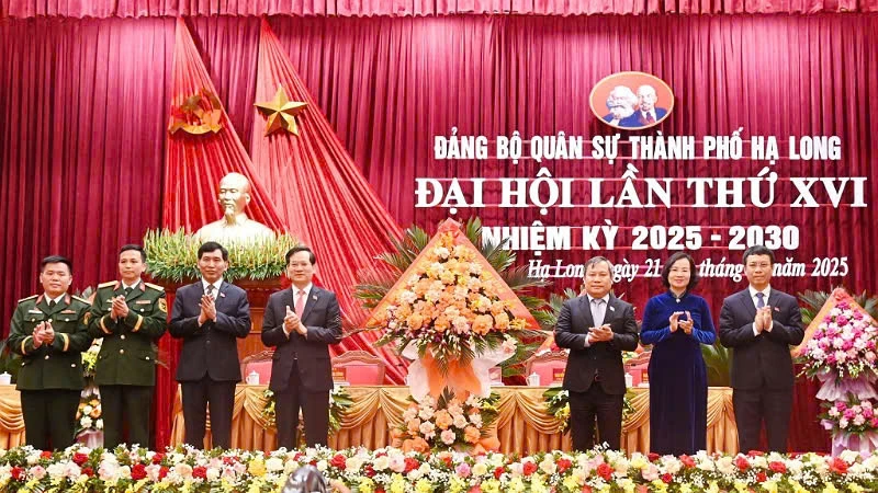 Lãnh đạo tỉnh Quảng Ninh tặng hoa chúc mừng đại hội.