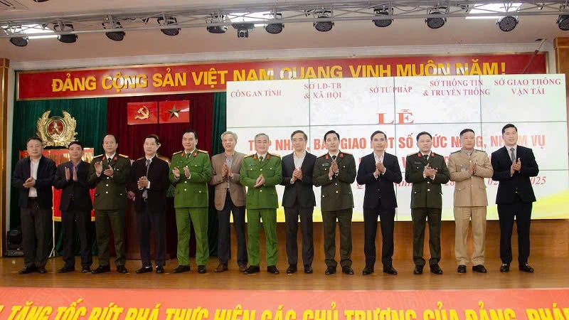 Lãnh đạo tỉnh và các sở, ngành bàn giao chức năng nhiệm vụ chụp hình lưu niệm.