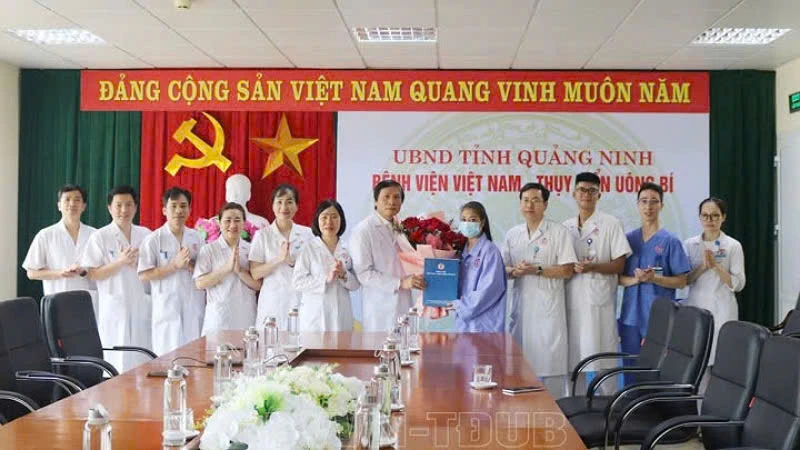 Người bệnh được ra viện trong niềm vui của tập thể y, bác sĩ và người nhà.