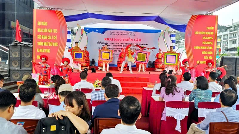 Quang cảnh khai mạc Triển lãm.
