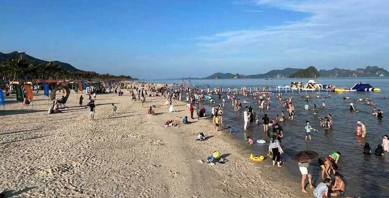 Bãi biển CEO tại huyện Vân Đồn thu hút đông đảo du khách đến trải nghiệm trong dịp nghỉ lễ 30/4 và 1/5.