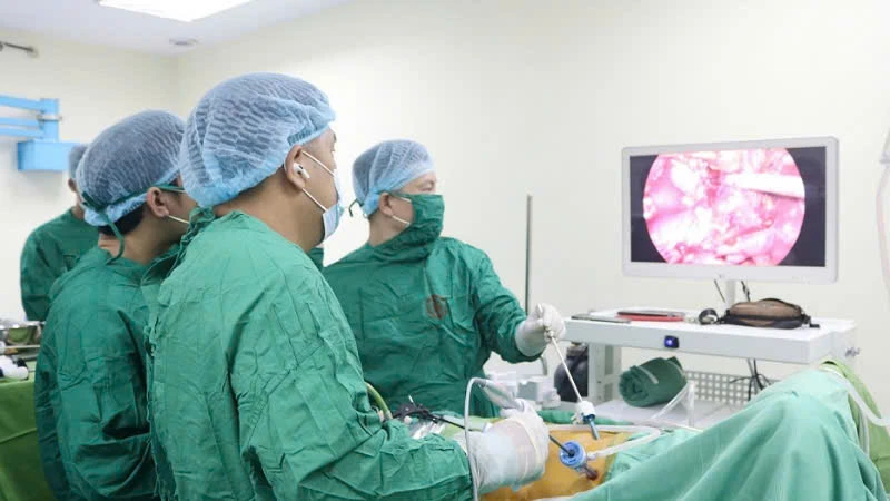 Các bác sĩ tiến hành phẫu thuật lấy thận hiến từ người sống.