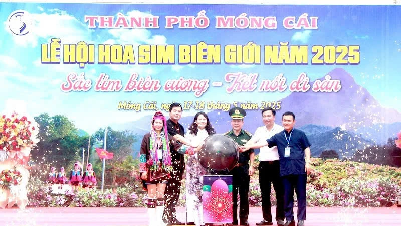 Các đại biểu ấn nút khai mạc lễ hội hoa sim biên giới năm 2025.